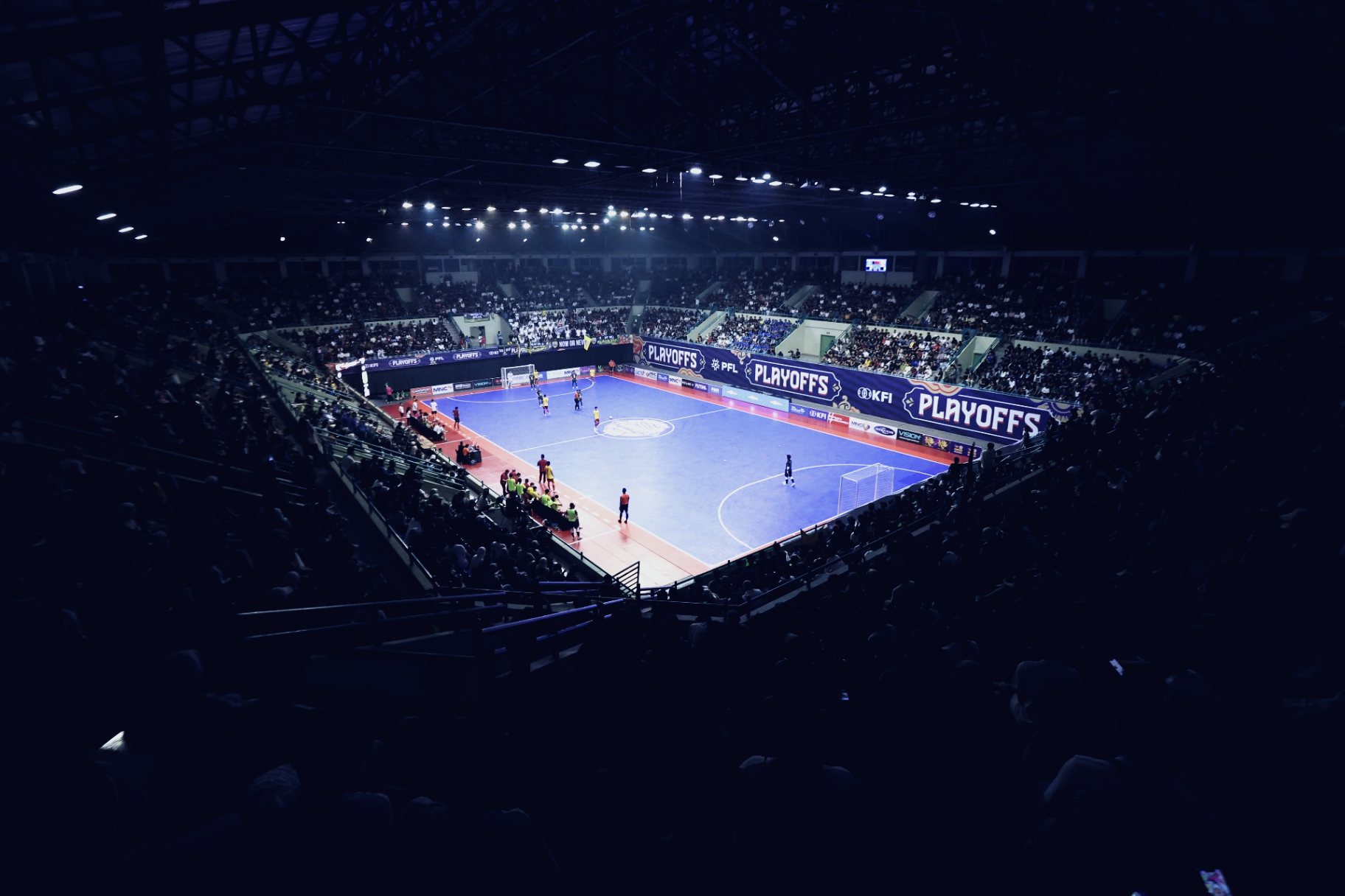 Arena futsal penuh penonton pada laga playoff PFL