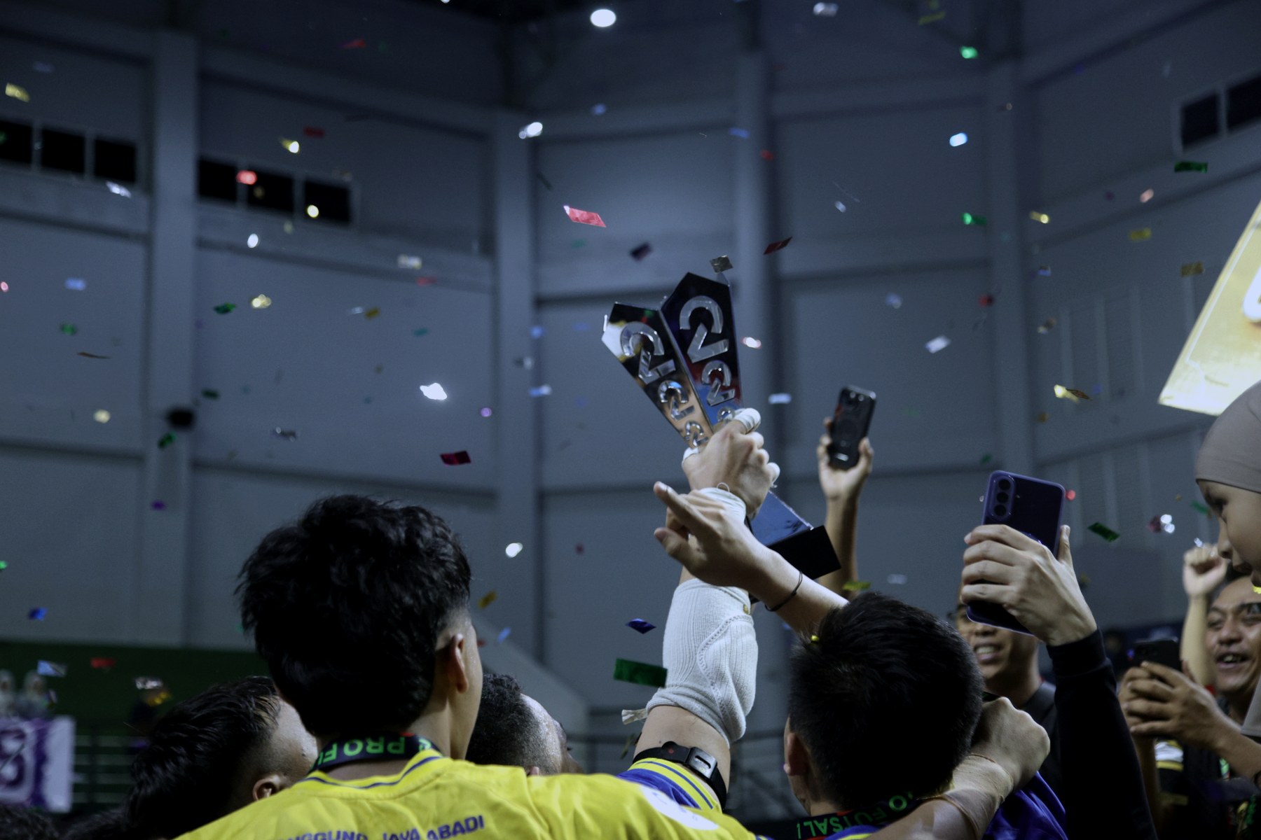 Pemain mengangkat trofi juara PFL2 di tengah hujan confetti