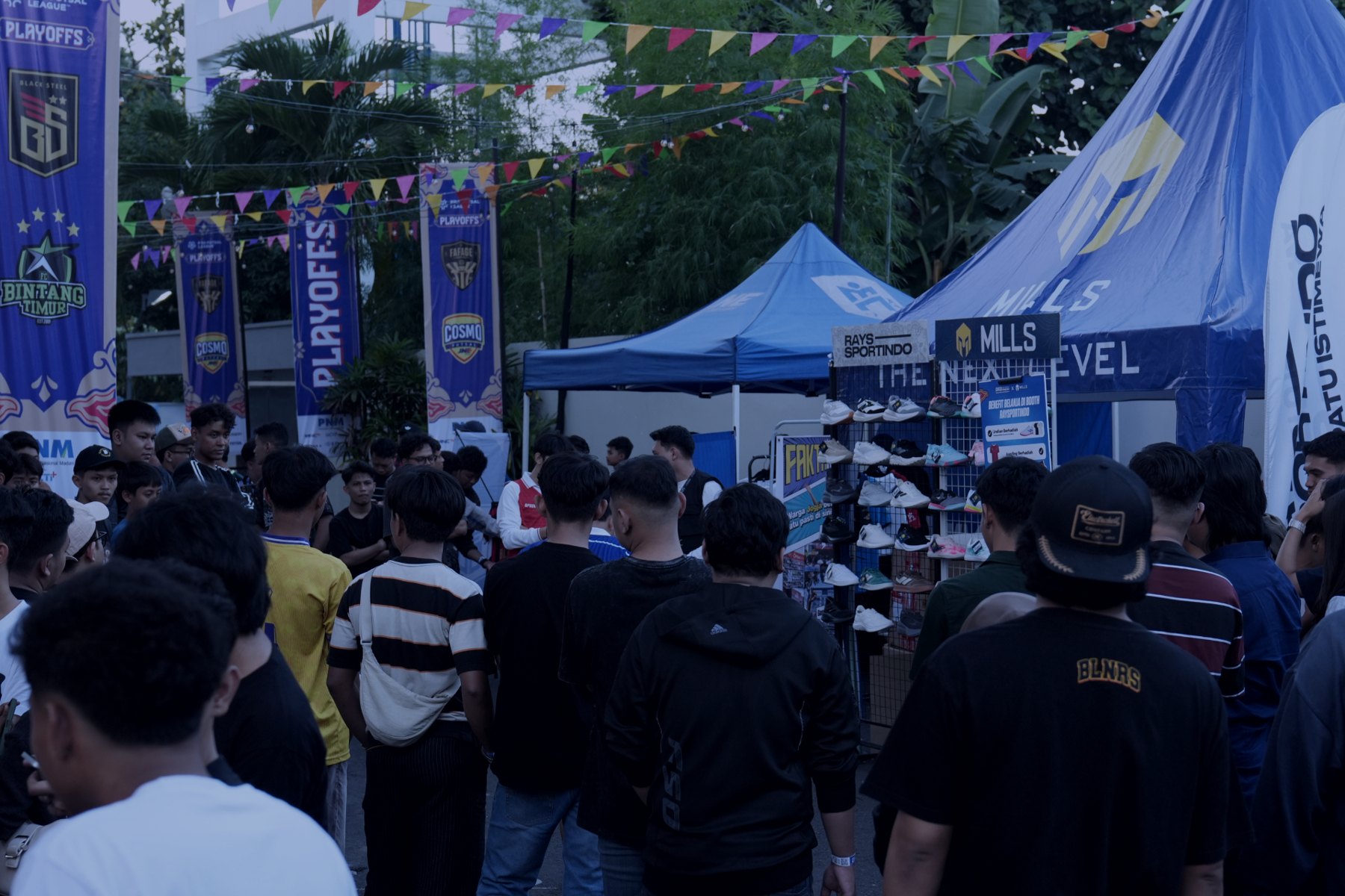 Fanzone PFL Playoff dipadati penonton