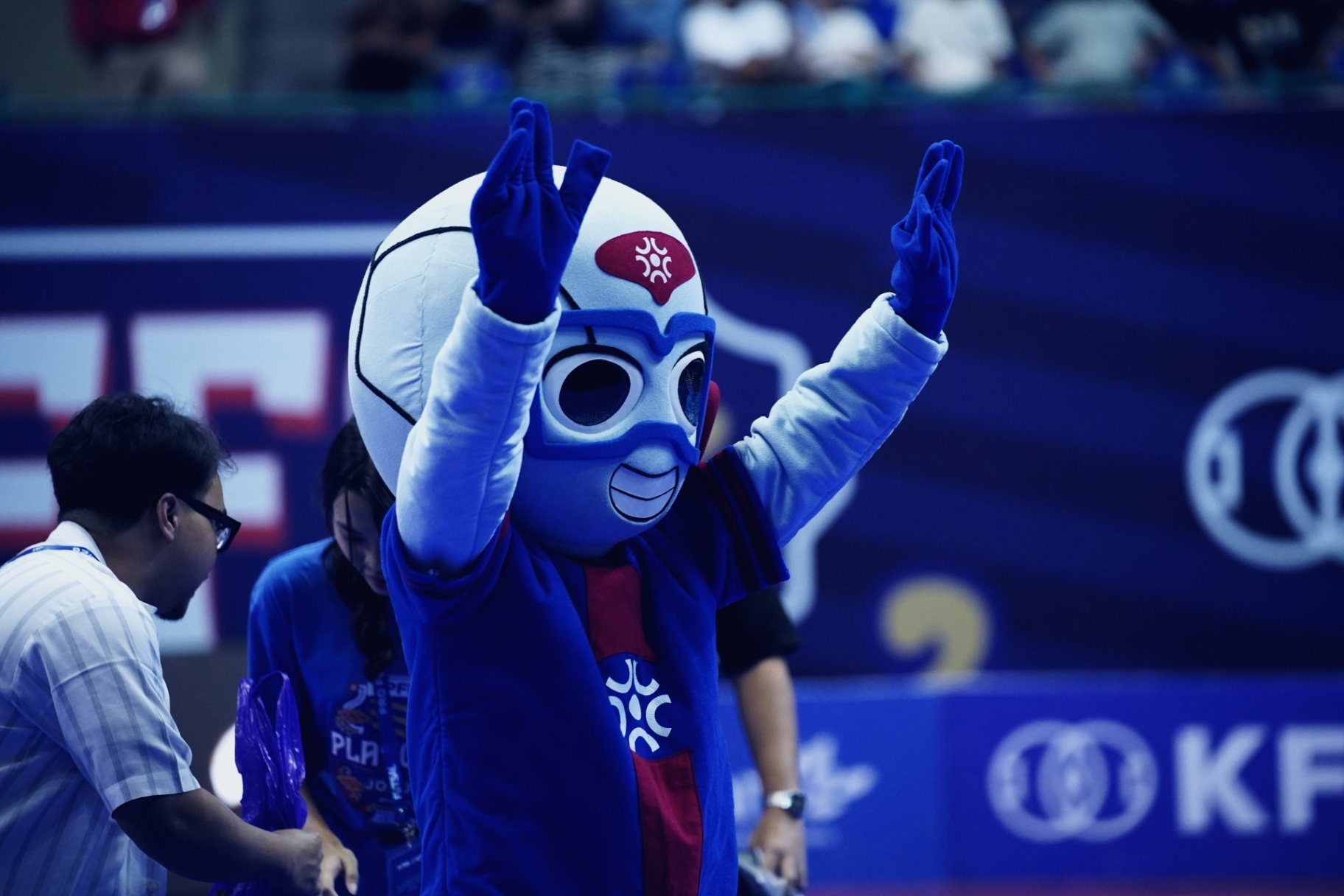 Pivo, maskot PFL, menyapa penonton